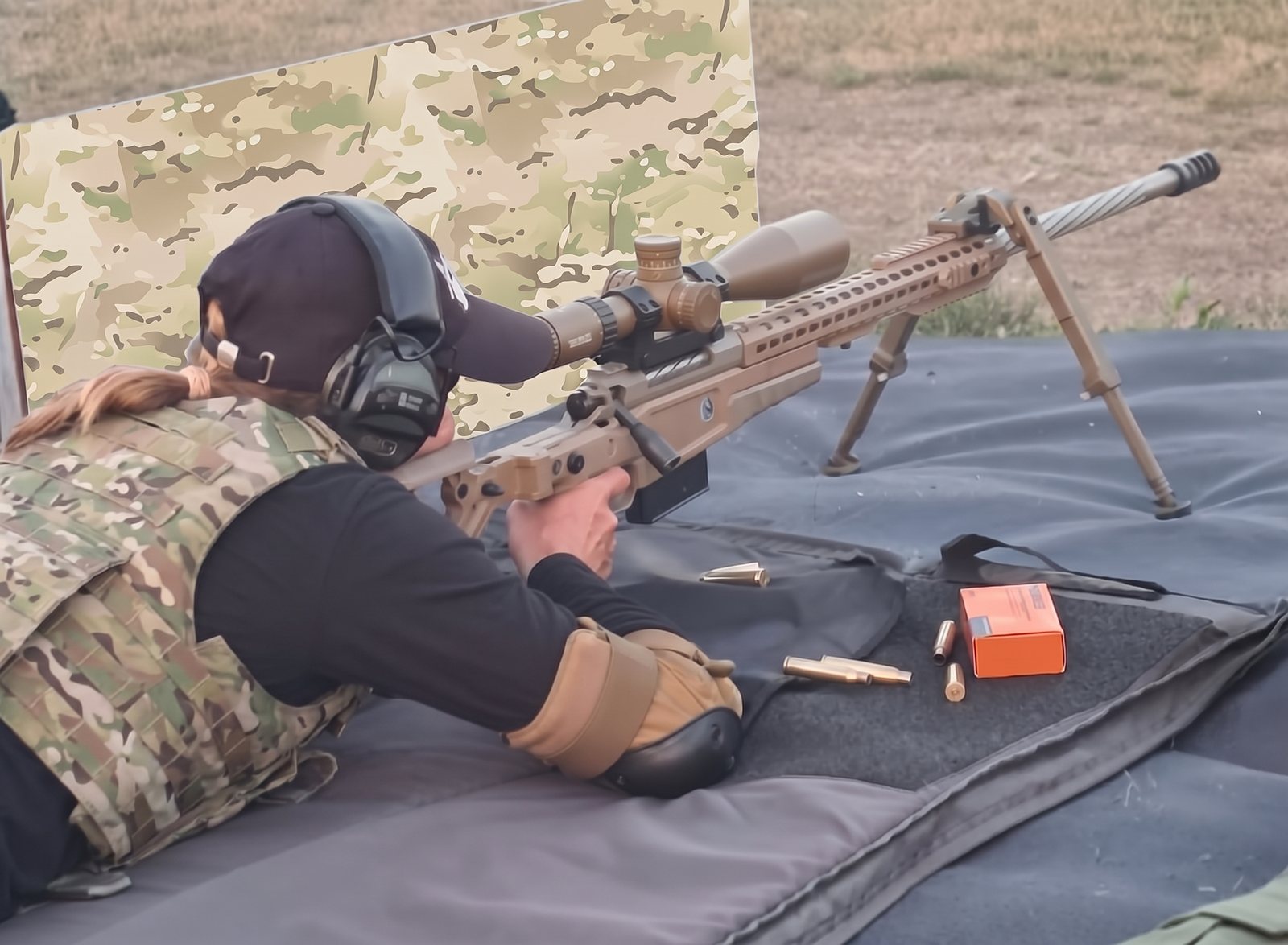 Teilnehmerin liegend mit Präzisionsgewehr und Zweibein beim Scharfschützentraining