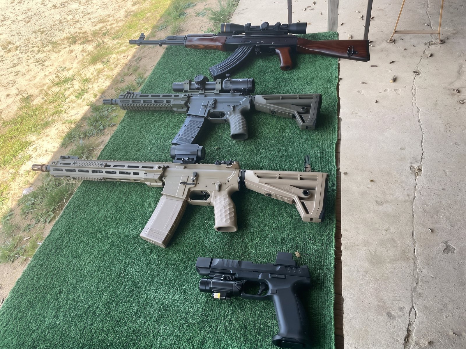 Lang- und Kurzwaffen auf einem Tisch am Schießstand
